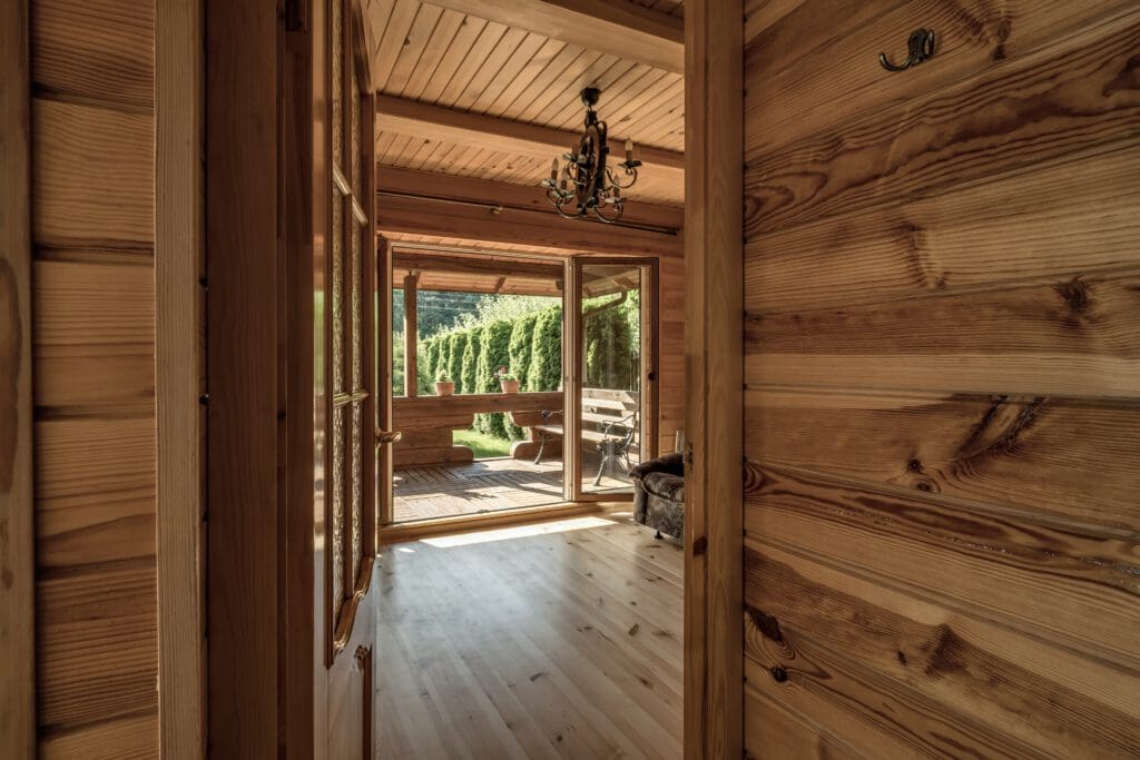 Holztüren für ein Landhaus in Form eines Blockhauses